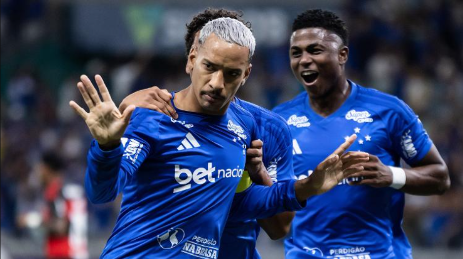 Cruzeiro marca nos acréscimos e vira sobre o Flamengo, pelo Brasileirão